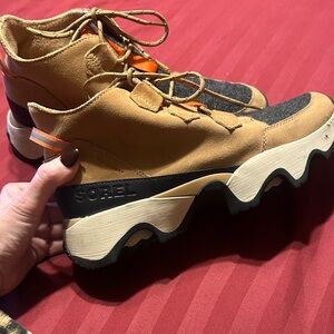 Sorel Women's Tan and Black winter/hiking boots